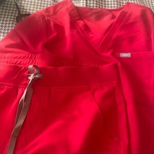 Red color figs the pants come with pockets